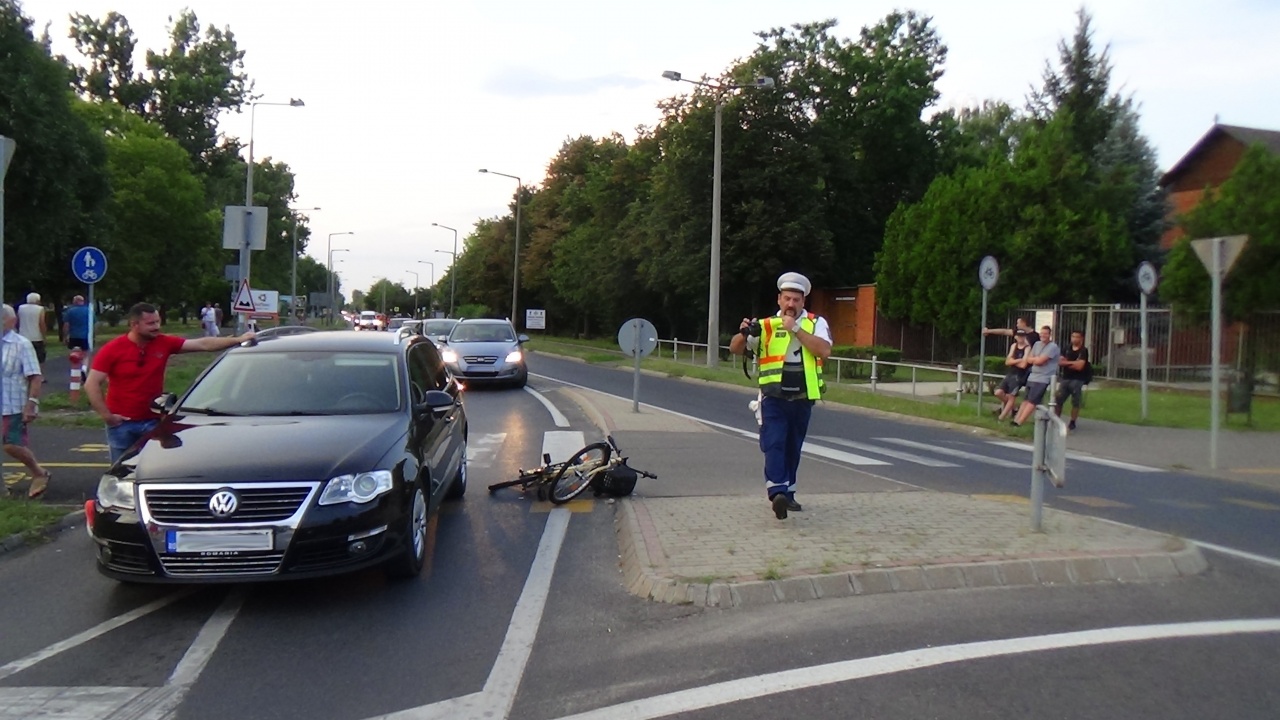 Autó oldalának hajtott egy kerékpáros a Korányi Frigyes utcán