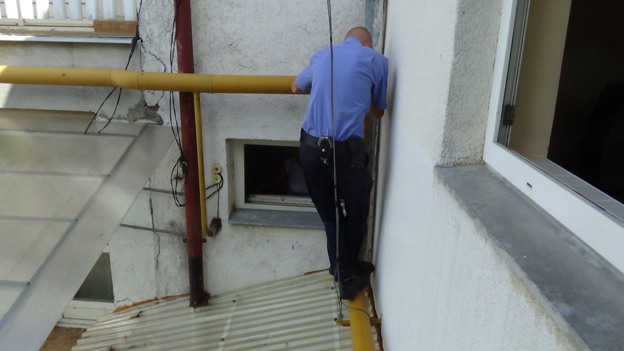 Régi banképületbe ragadt hölgyet mentettek – Rendőrök segítették a kijutást