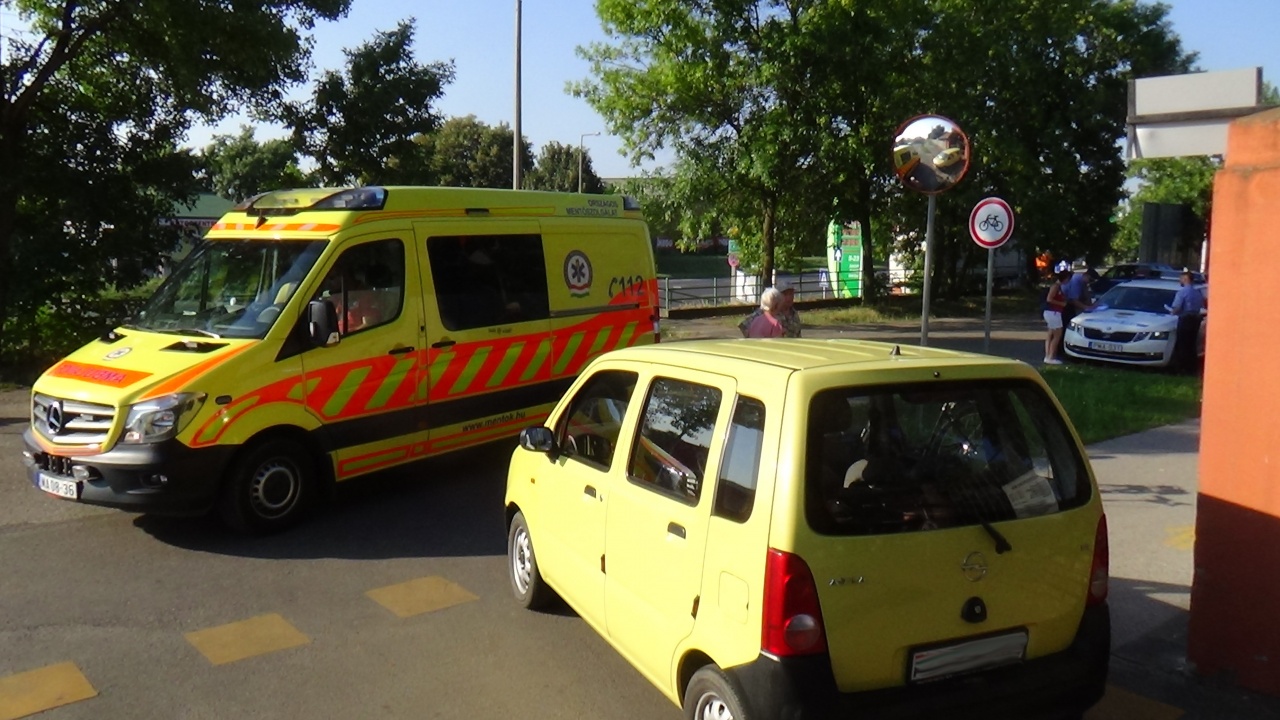 A temető kapujában gázoltak kerékpárost, a mentők kórházba szállították a sérültet