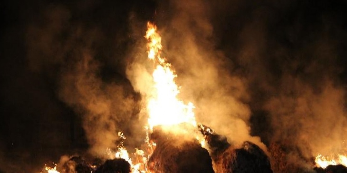 Hatszáz bála gyulladt ki Érpatakon – Éjfél után csaptak fel a lángok