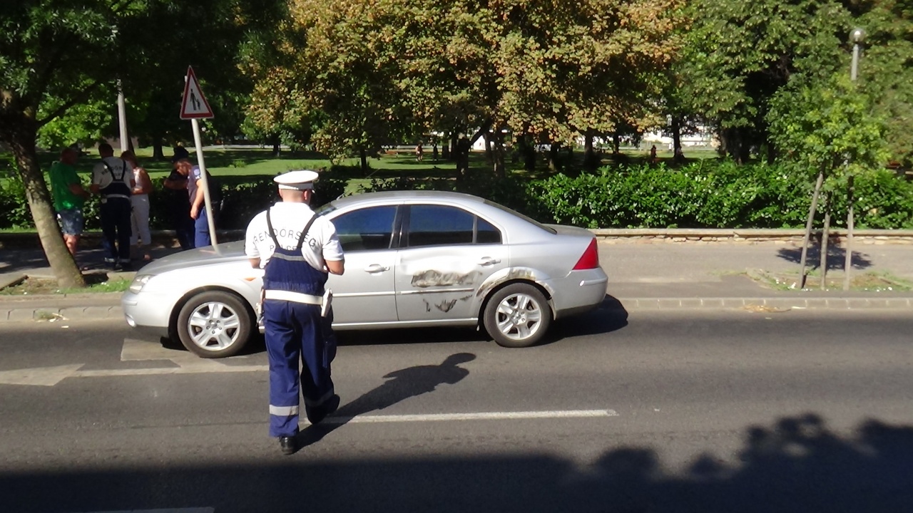 Szabálytalanul váltott sávot egy teherautó a Petőfi utcán, balesetet okozott