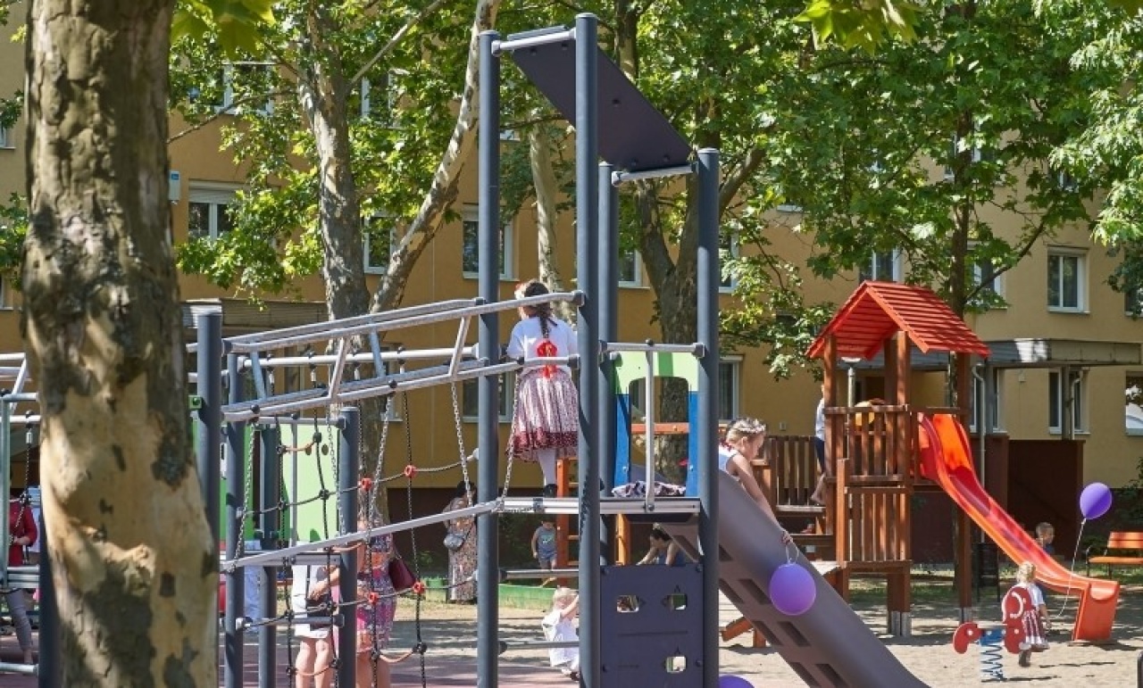 Folyamatosan fejlesztik és újítják a városi parkokat, játszótereket, ám sok a rongálás