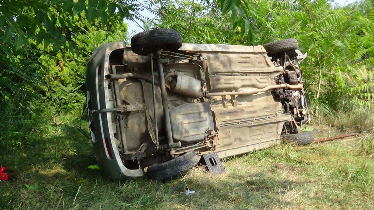 Lesodródott az útról és felborult egy kisteherautó a Simai úton