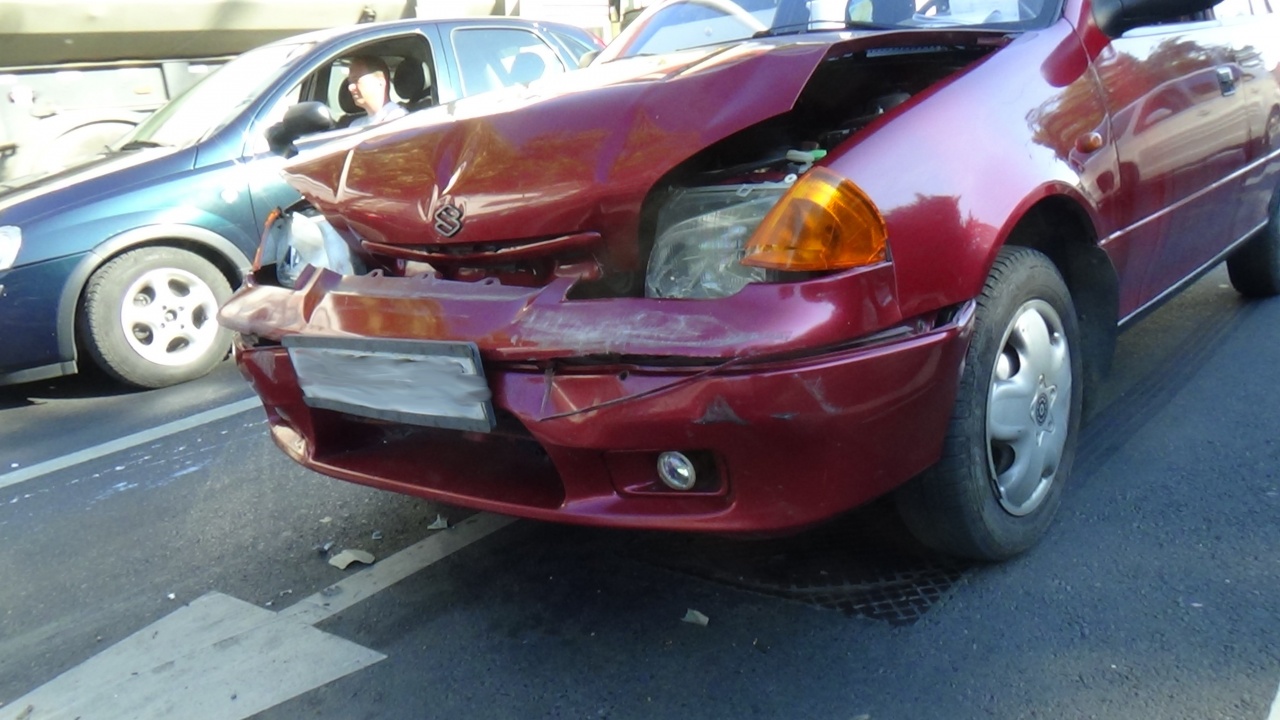 Négyes karambol a Kert utcán – Figyelmetlenség okozta a balesetet