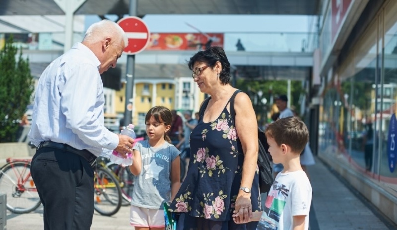 A hőségriadóra tekintettel palackozott ásványvíz osztását rendelte el a polgármester