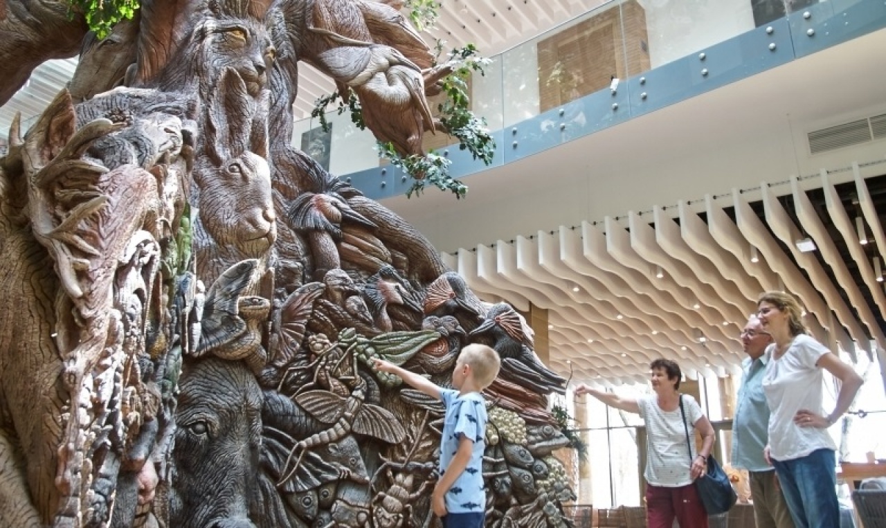 13 méter, 4 évszak, 509 faragott állat – Egyszerűen mesés a Pangea Hotel Életfája!