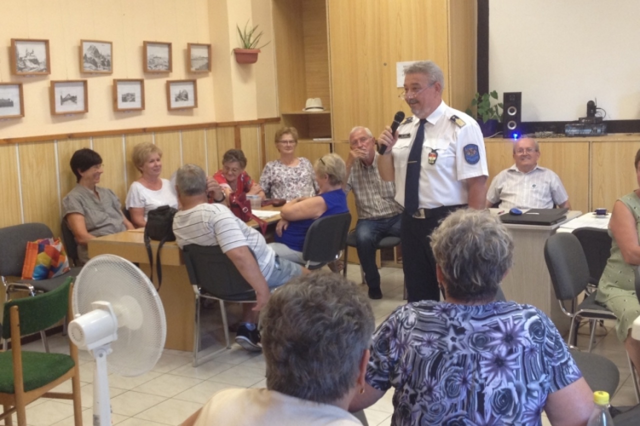 Interaktív bűnmegelőzési előadás nyugdíjasoknak Nyíregyházán