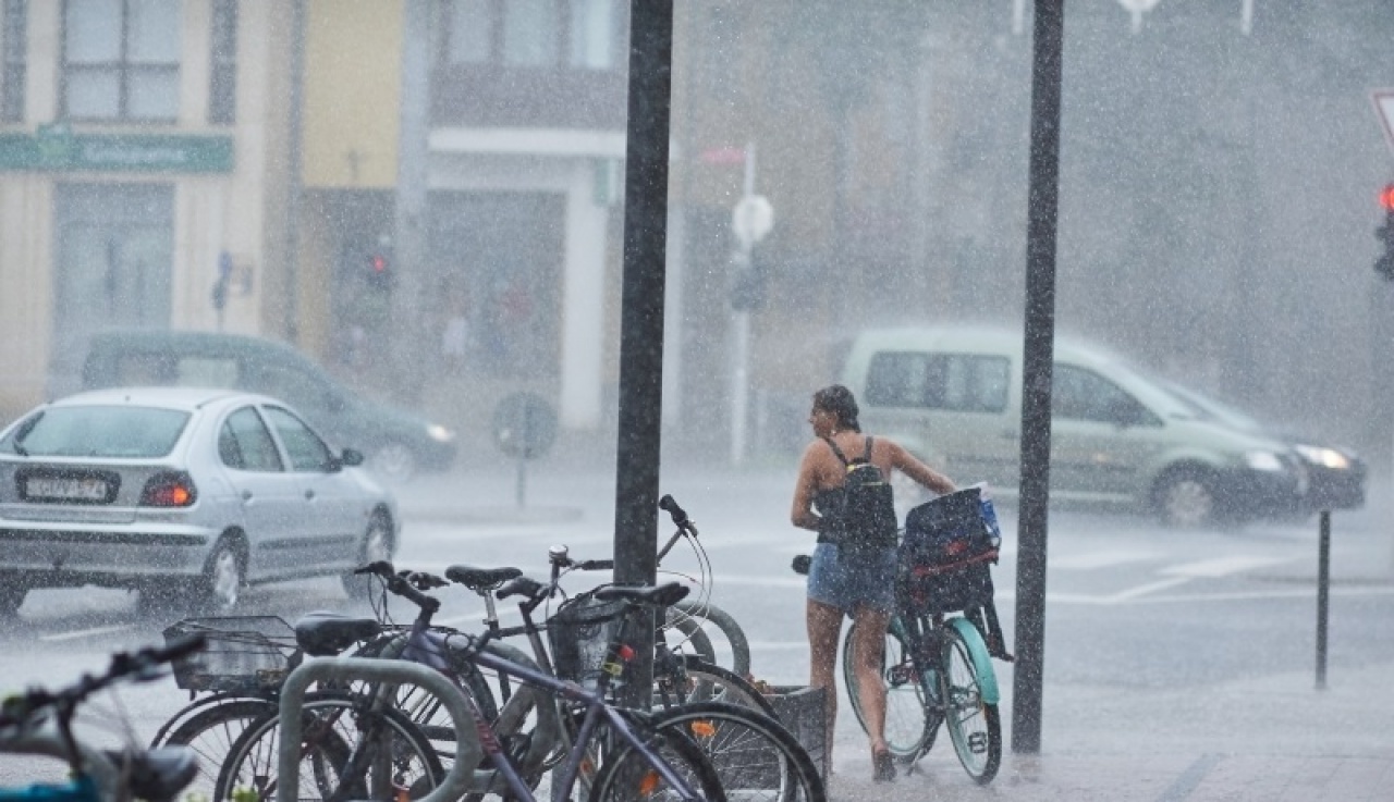 Óriási zuhé, leszakadt faágak, hömpölygő víz – Ismét hatalmas vihar volt csütörtök délután