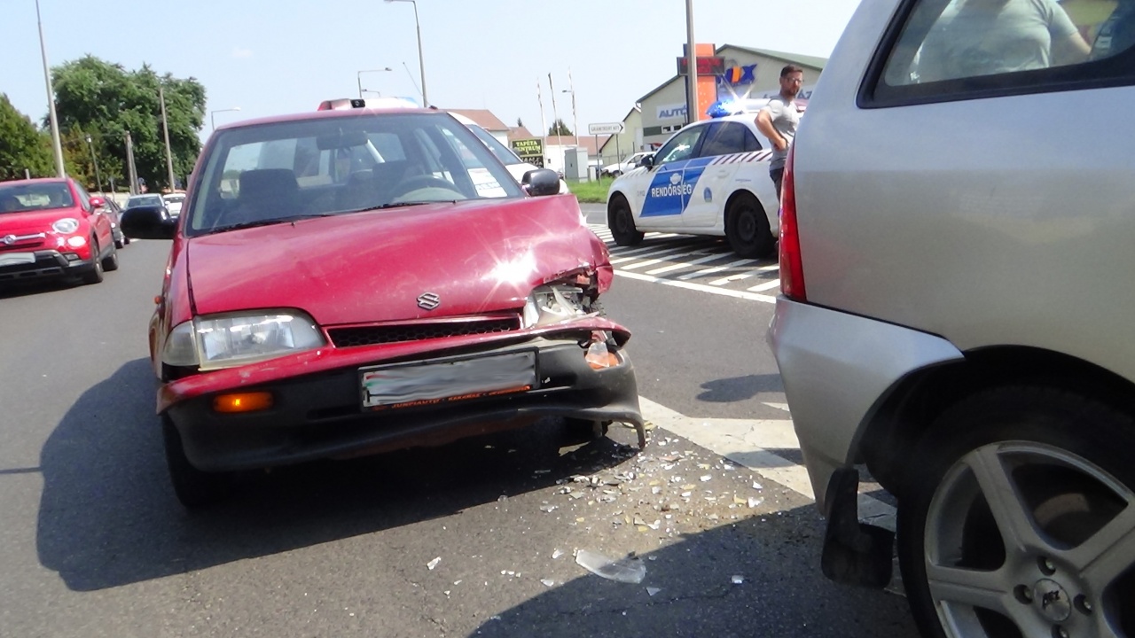 Gyalogátkelőhely előtt karamboloztak – Figyelmetlenség okozta a balesetet