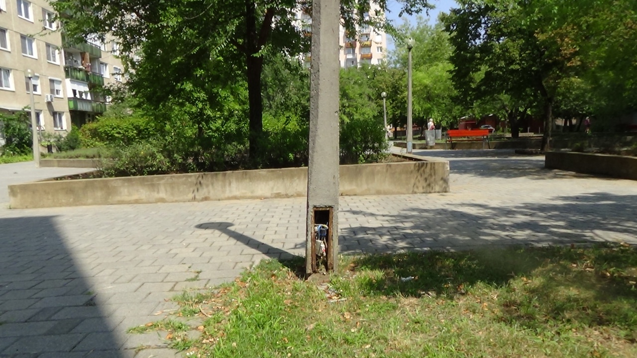 Lámpaoszlopnak ütközött egy ismeretlen személygépkocsi az Ungvár sétány elején