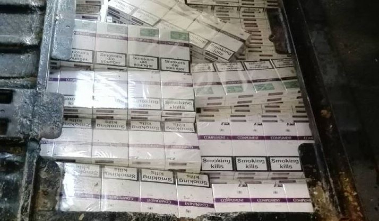 Hamis rendszám, hamis papírok és 6500 doboz cigi