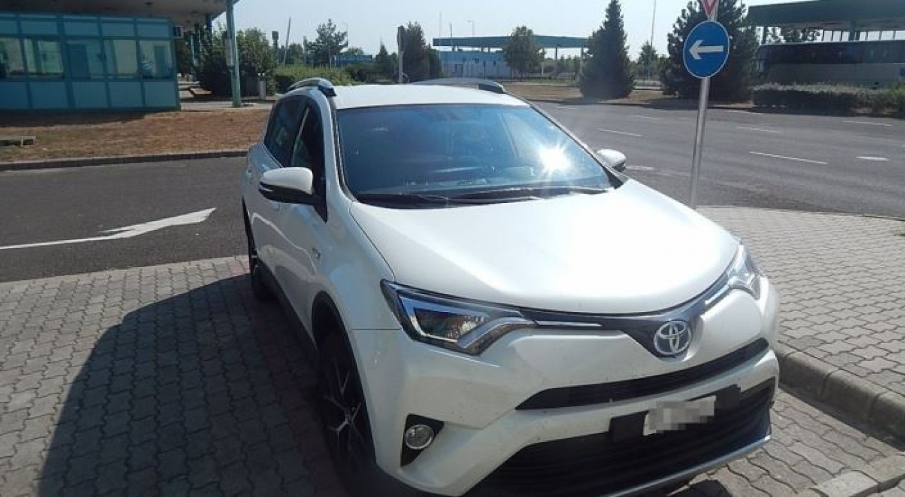 Körözött gépkocsival jelentkezett kilépésre