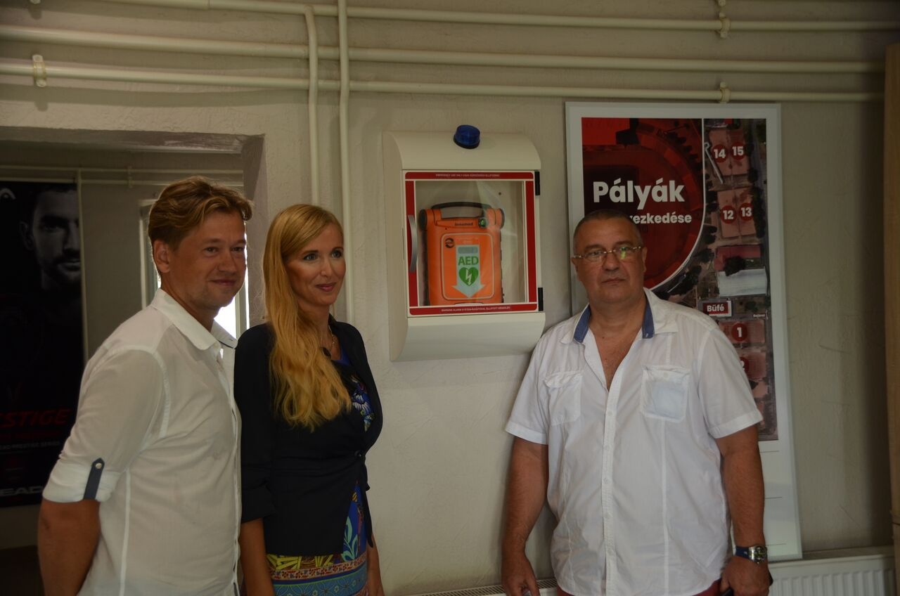 Defibrillátor a teniszpályáknál - életeket menthet a készülék 