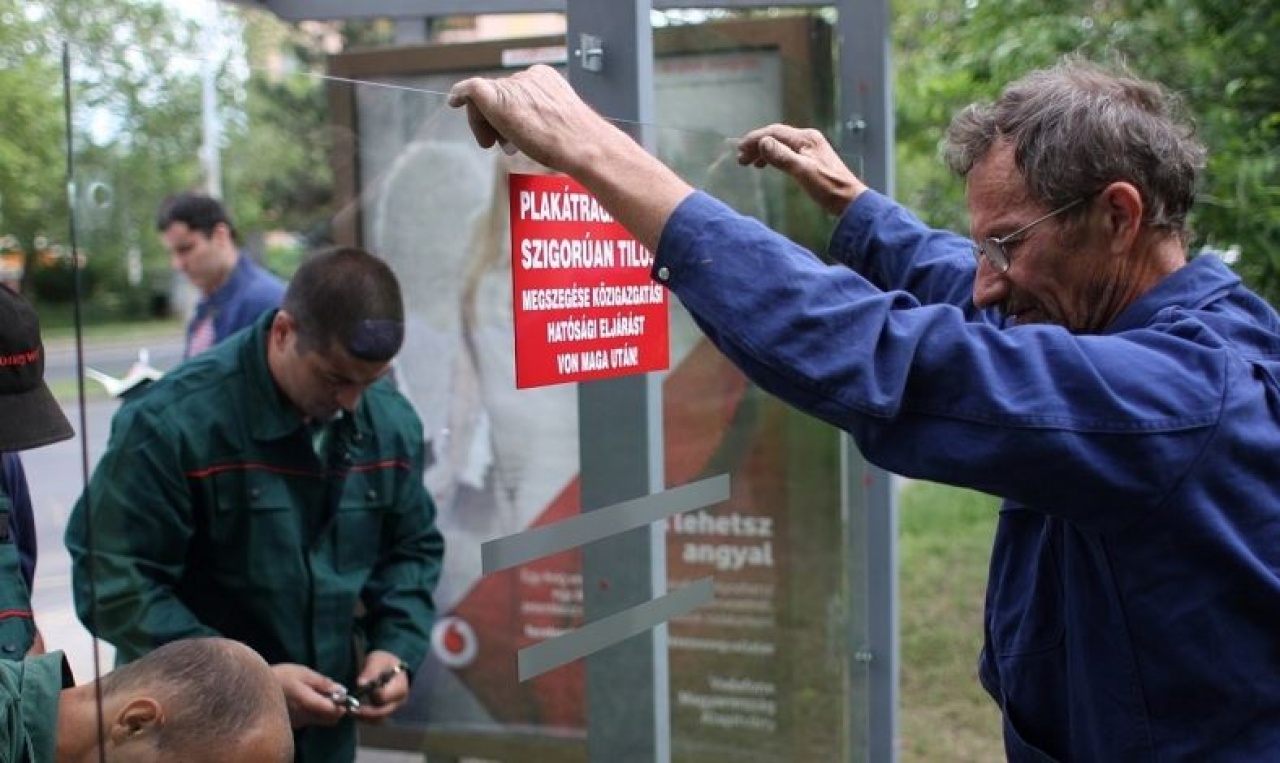 Balesetmentes buszváró