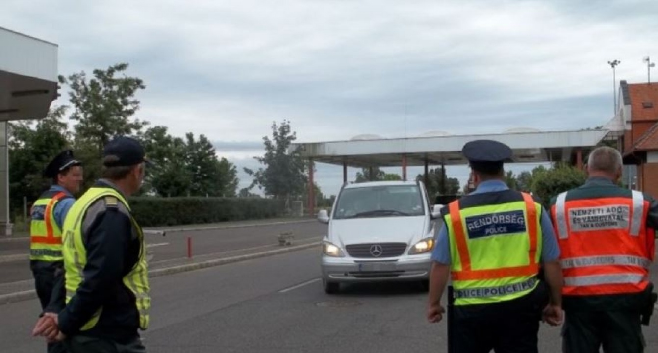 Torlódik a forgalom több határátkelőnél