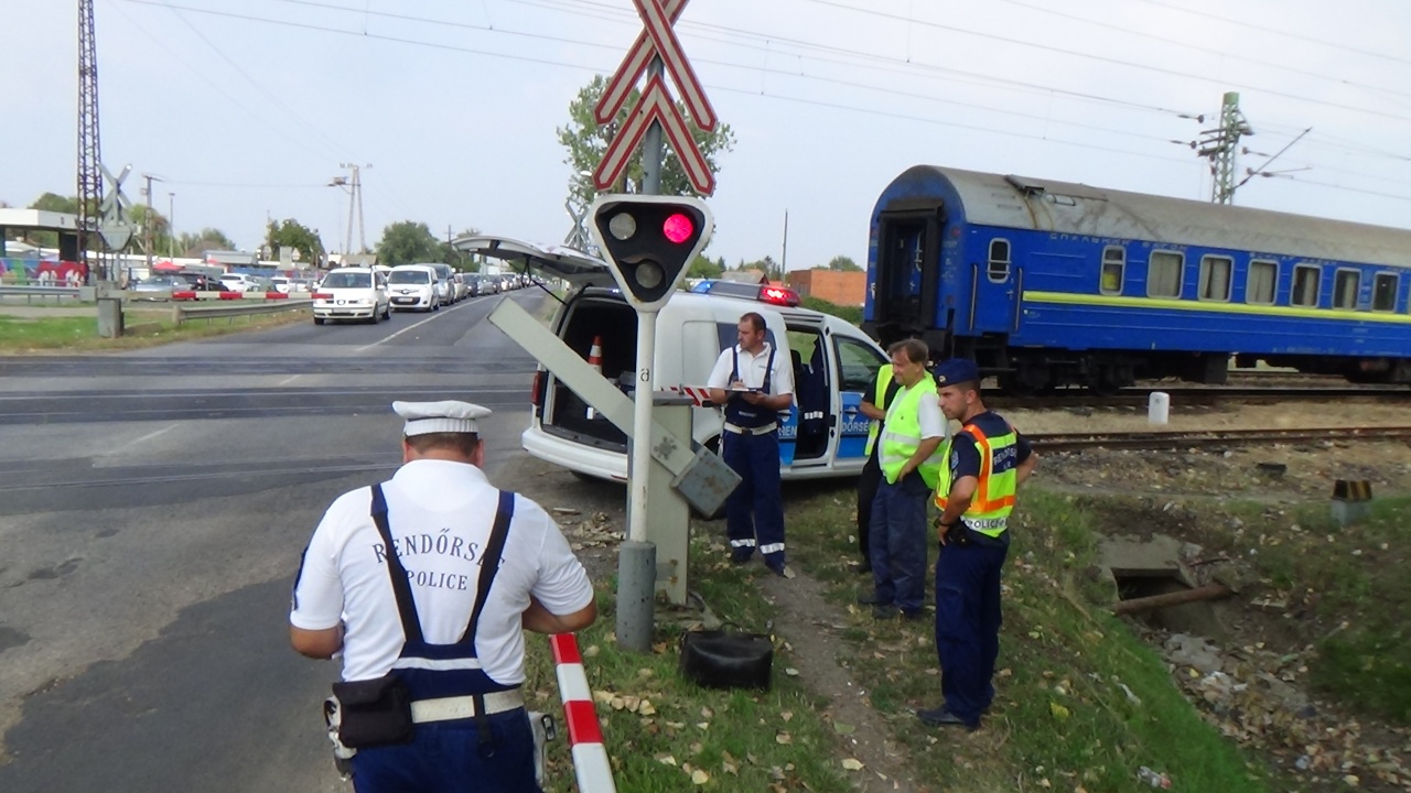 Tilos jelzésnél hajtott be a vasúti átjáróba, ki már csak sorompó-töréssel tudott