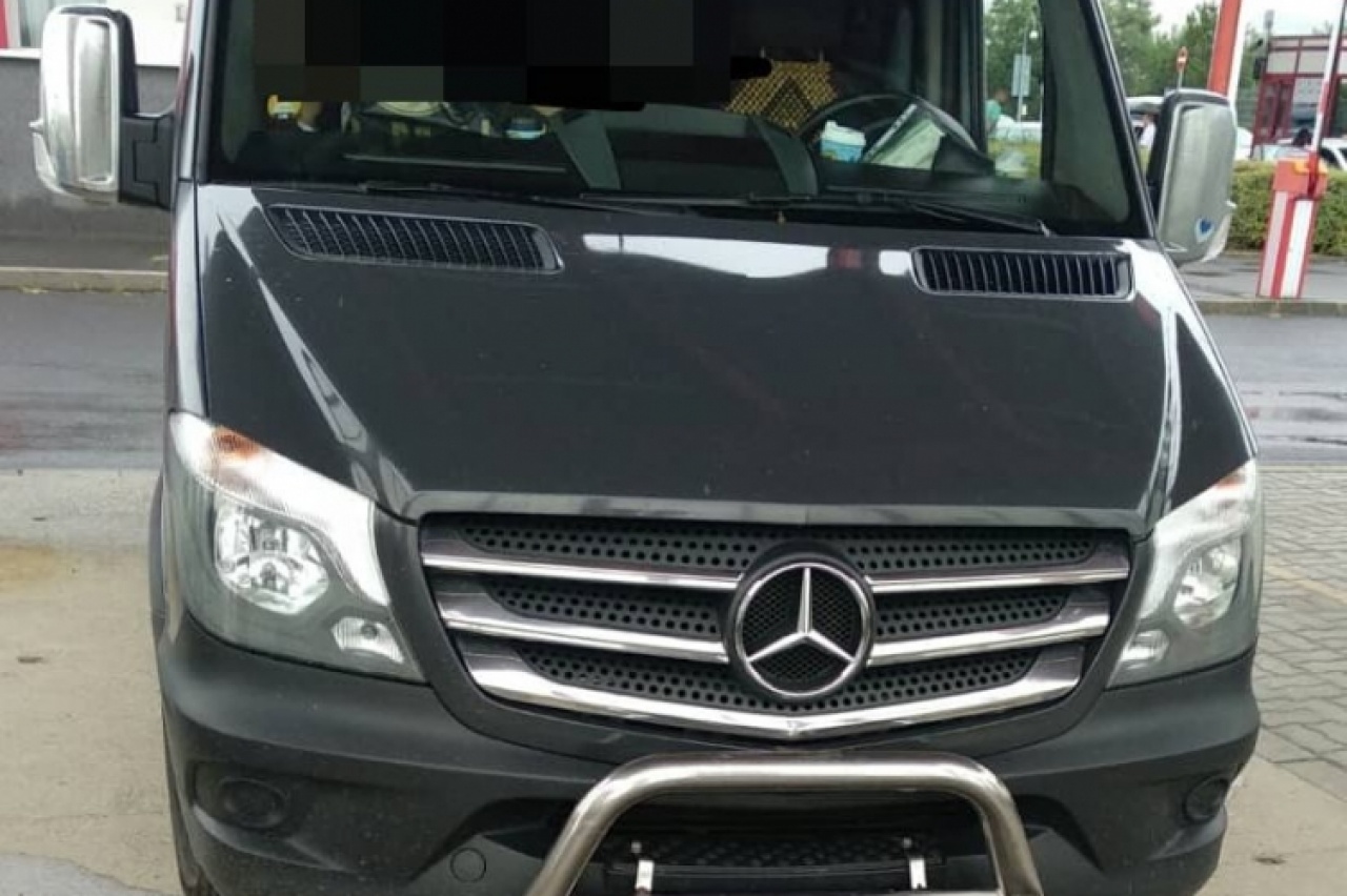 Lopott gépkocsik alkatrészeit fedték fel