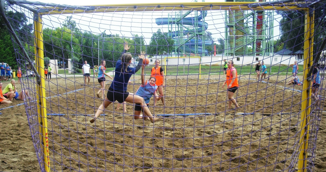 Kínai Sóstó légterében - strandkézilabda tornát rendeztek a strandon