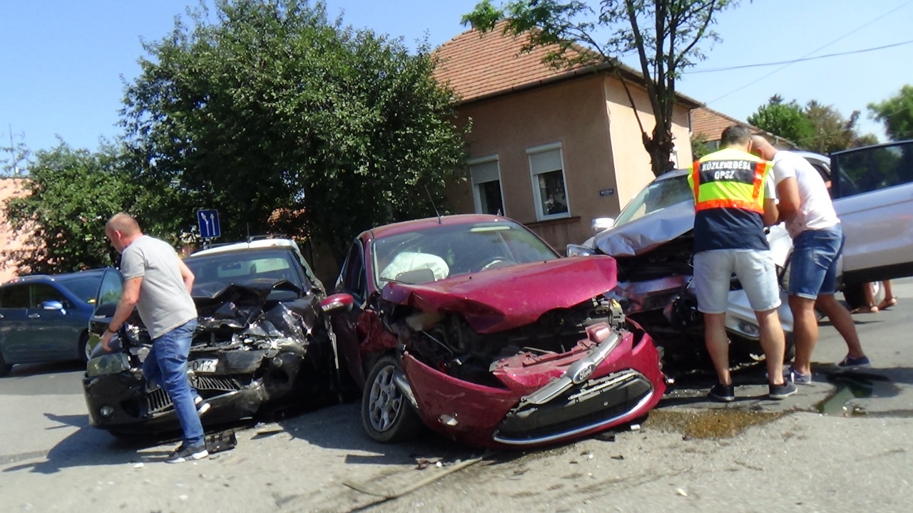 Tragédia is történhetett volna! – Hármas karambol a kórháznál, tízmilliós a kár