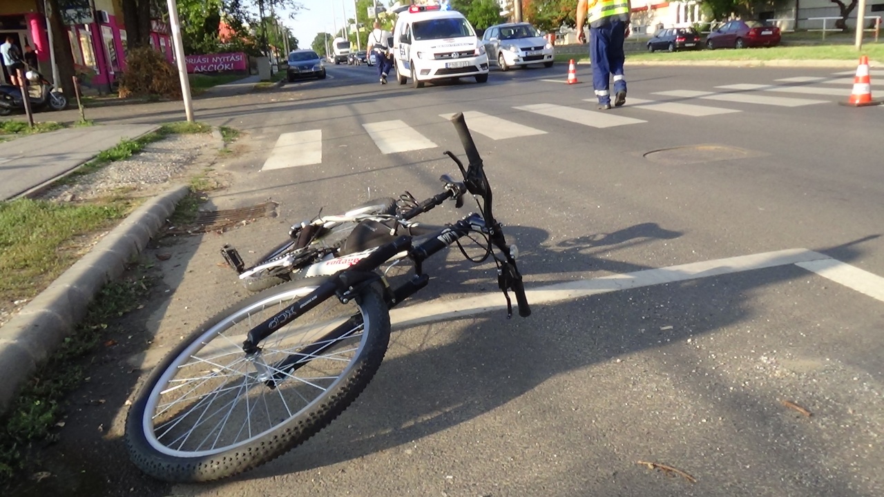 Kórházban a szabálytalan kerékpáros – Kert utcai gyalogátkelőhelynél balesetezett