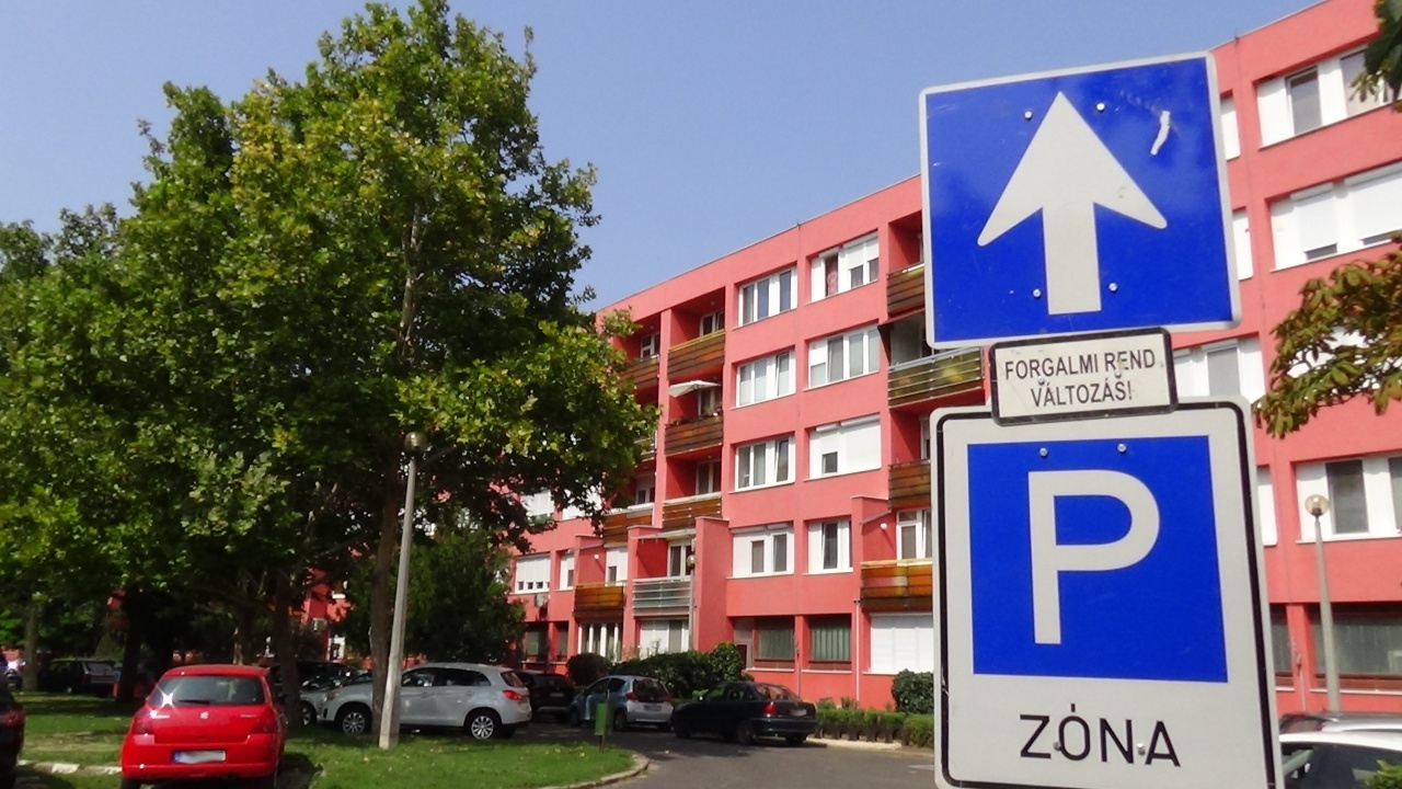 Egyirányú lett a piros ház belső udvara – KRESZ táblák hívják fel a közlekedők figyelmét