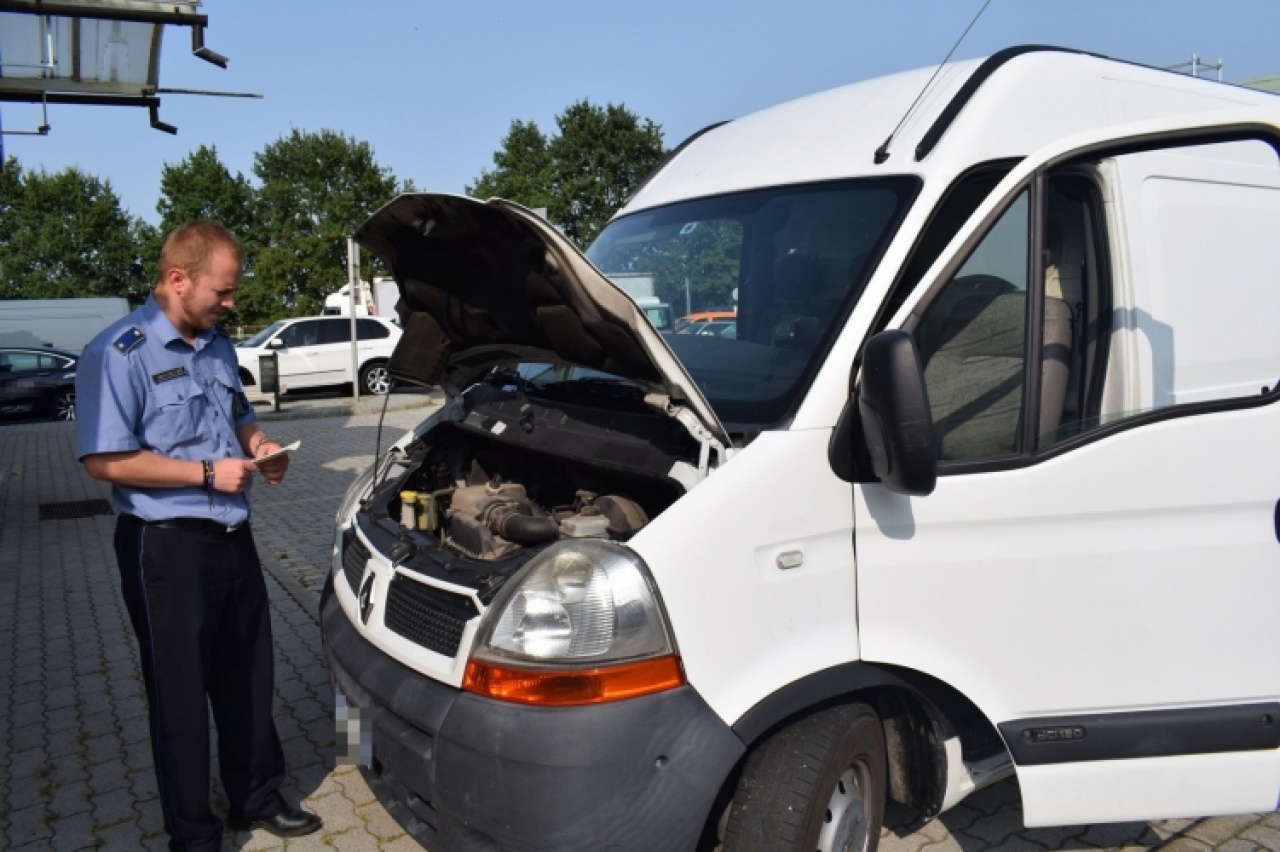 Körözött kisbusz a csengersimai határátkelőhelyen