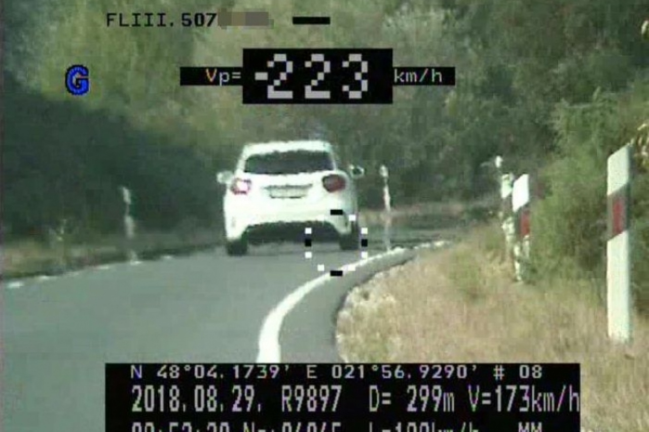 90 helyett 223 km/h – Felelőtlen döntésükkel másokat is veszélybe sodorhatnak!