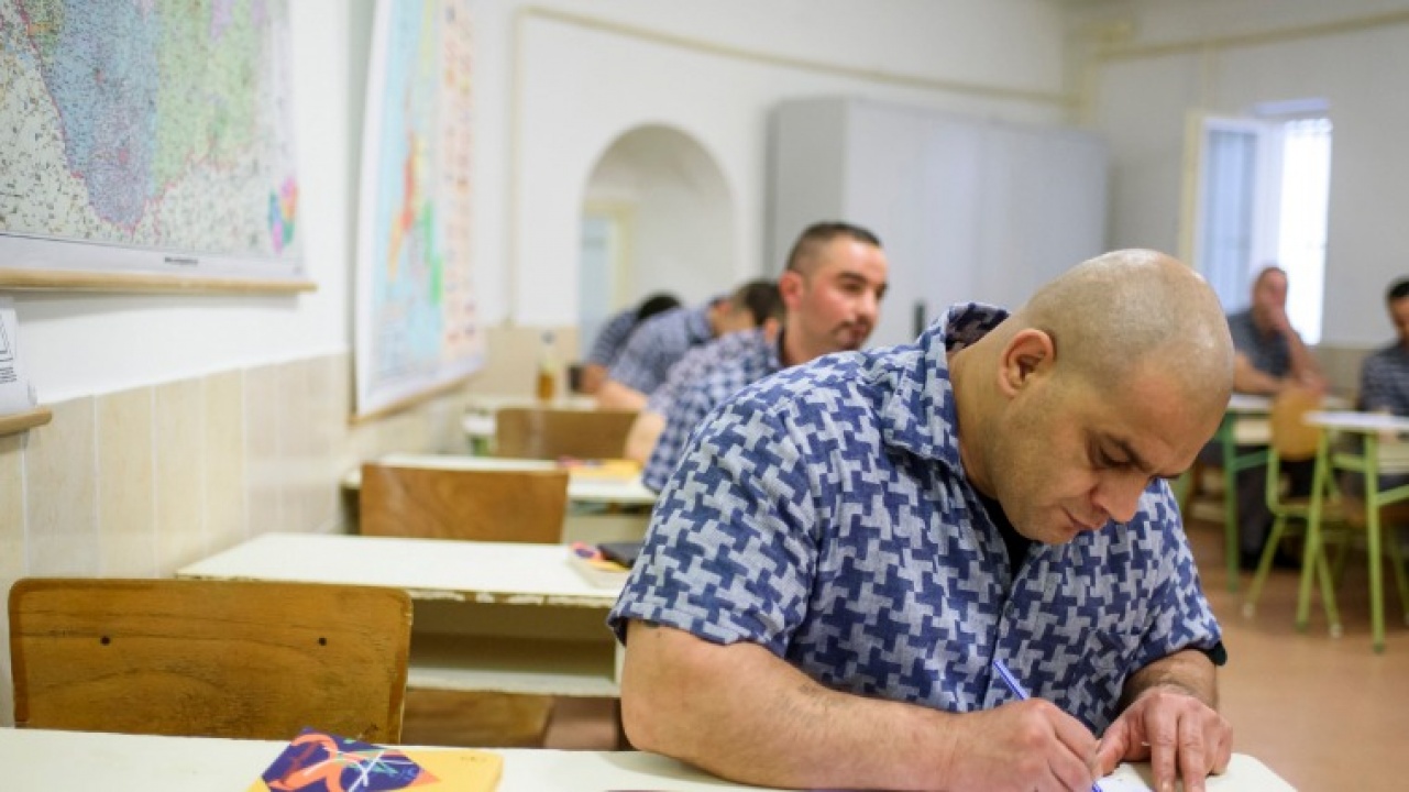 Becsengettek a börtönökben is