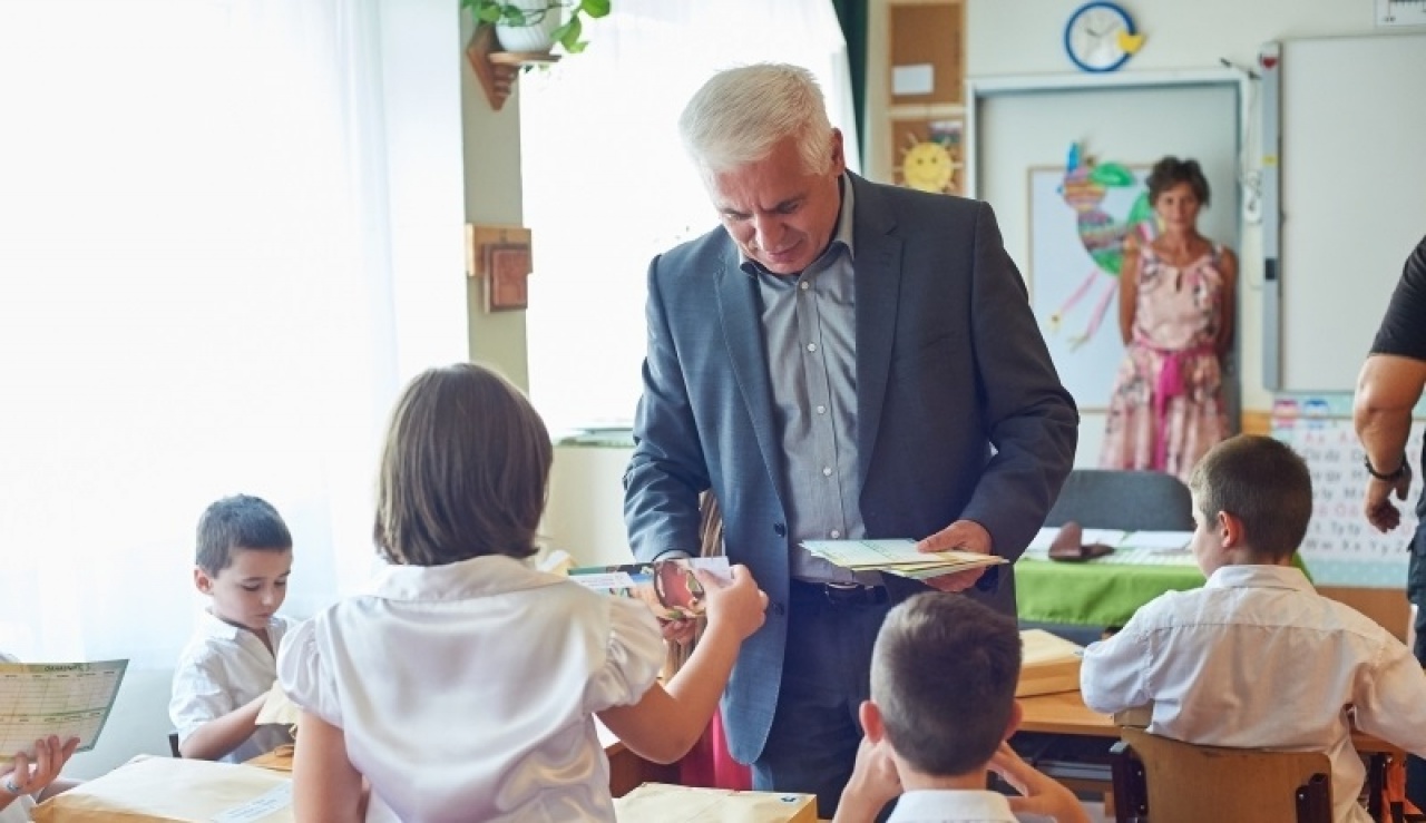 Közel 4600 alsó tagozatos diák kapott ajándék tanszercsomagot Nyíregyházán