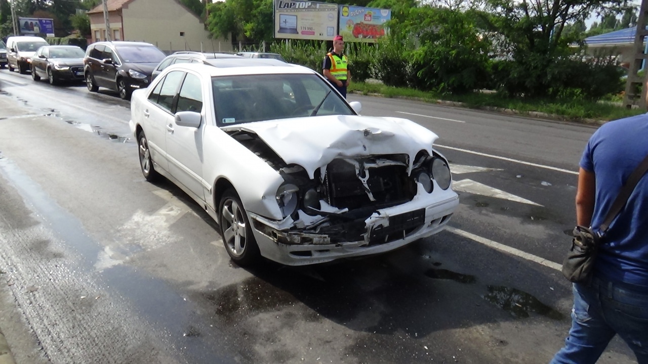 Jelentős az anyagi kár, a Pazonyi út bevezető szakaszán történt baleset