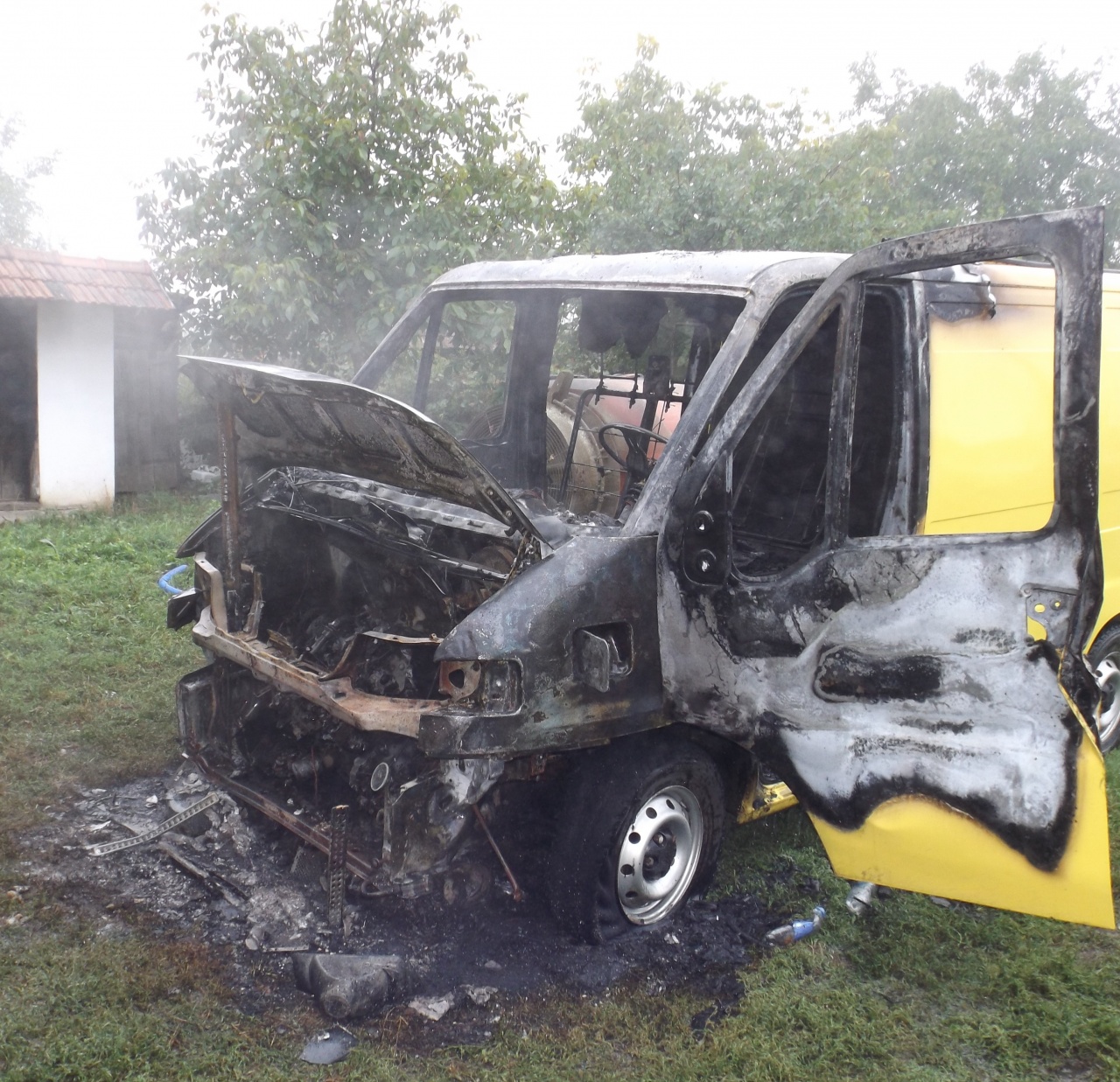 Kigyulladt egy kisteherautó Jánkmajtison