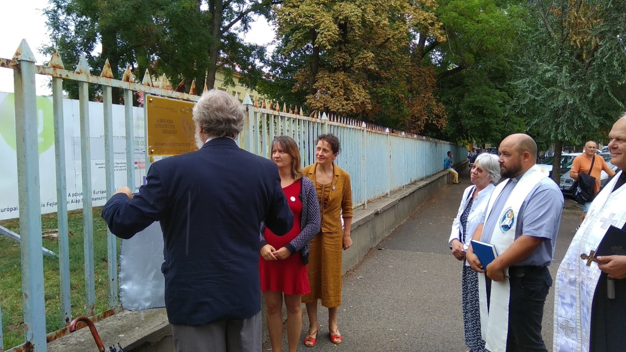 Emléktáblát avattak „a meg nem születettek” emlékére a Jósa András Oktatókórháznál
