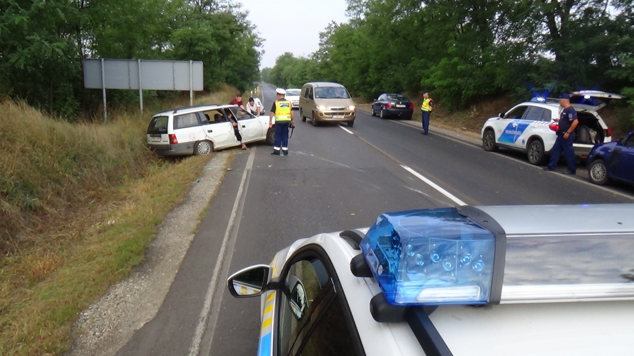 Félrerántotta a kormányt, hogy elkerülje az ütközést, KRESZ-táblának csapódott
