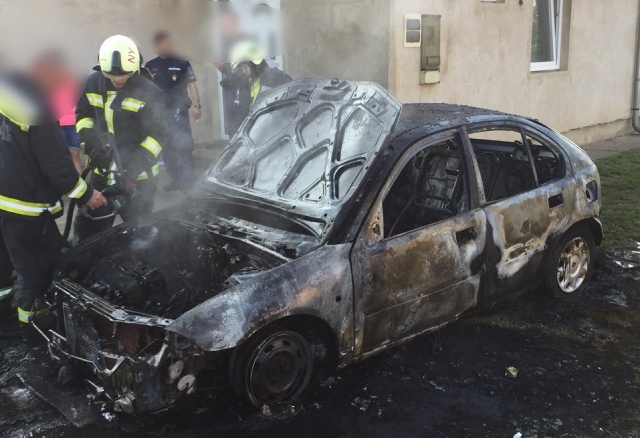 Teljesen kiégett – Lakóház udvarán gyulladt ki egy személygépkocsi Kemecsén