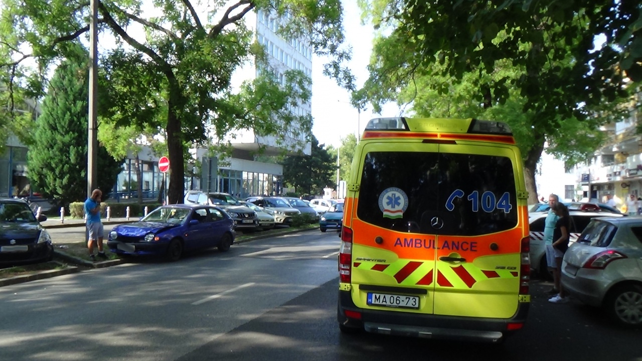 Baleset a Szarvas utcán – Egy három éves gyermek és édesanyja kórházba került