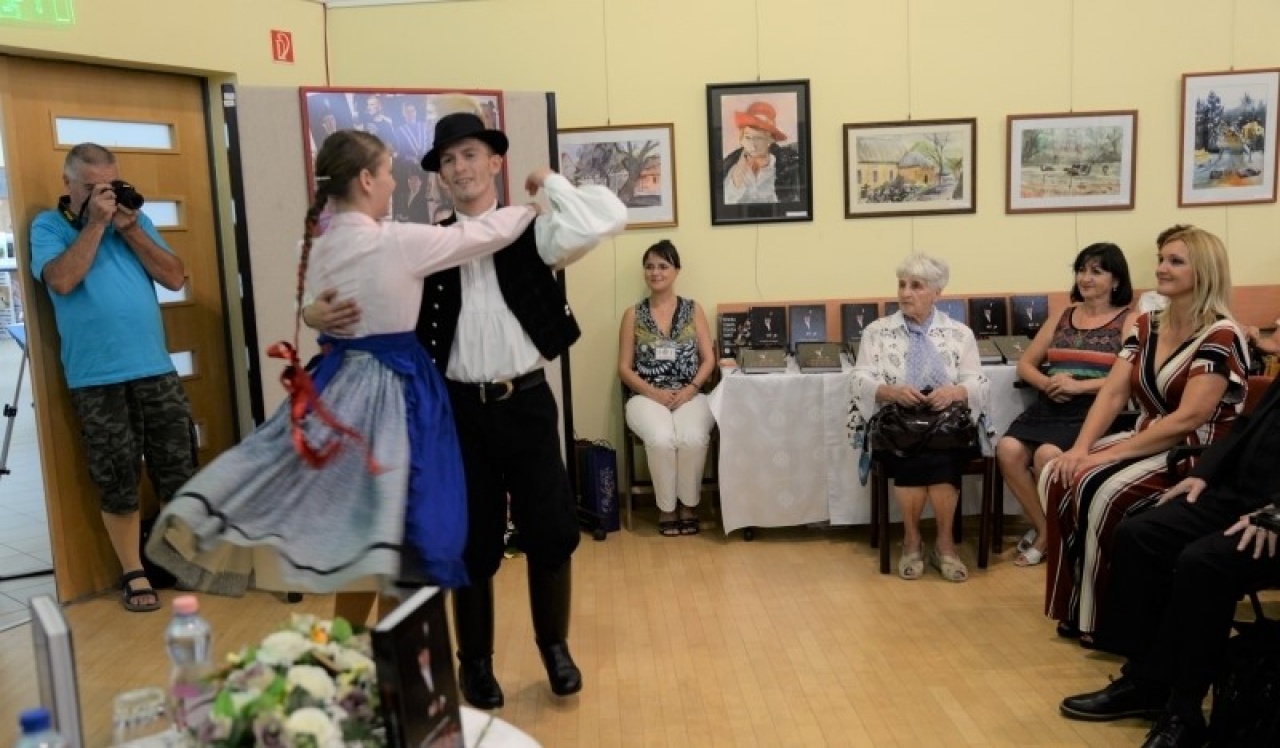 Jaffás koszorúi a könyvtárban – Bíró Józsefre emlékeztek 