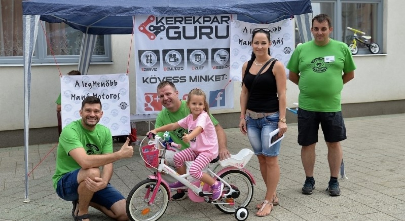 Örökösföld legvagányabb kismotorosai gyűltek össze szombaton a Móra suli előtti téren