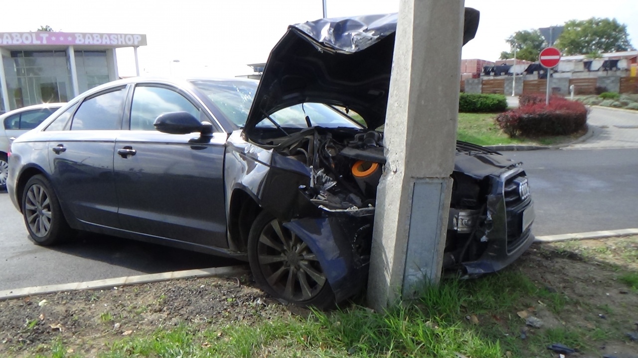 Az anyósülésen utazó nő megsérült a Kosbor utcai balesetben