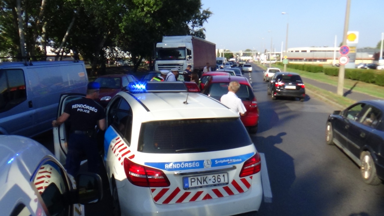 Négyes baleset történt hétfő reggel a 41-es főút bevezető szakaszán