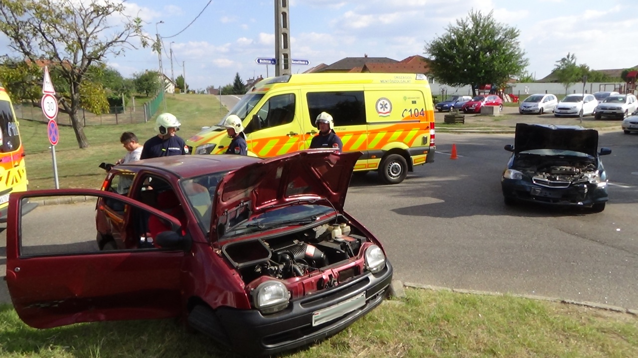 Súlyos baleset történt Borbányán, egy utas kizuhant a gépjárműből