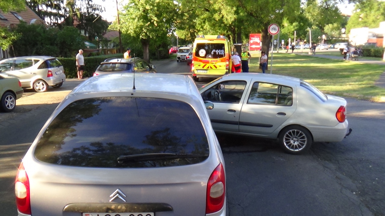 Ketten megsérültek a Család utcán történt balesetben