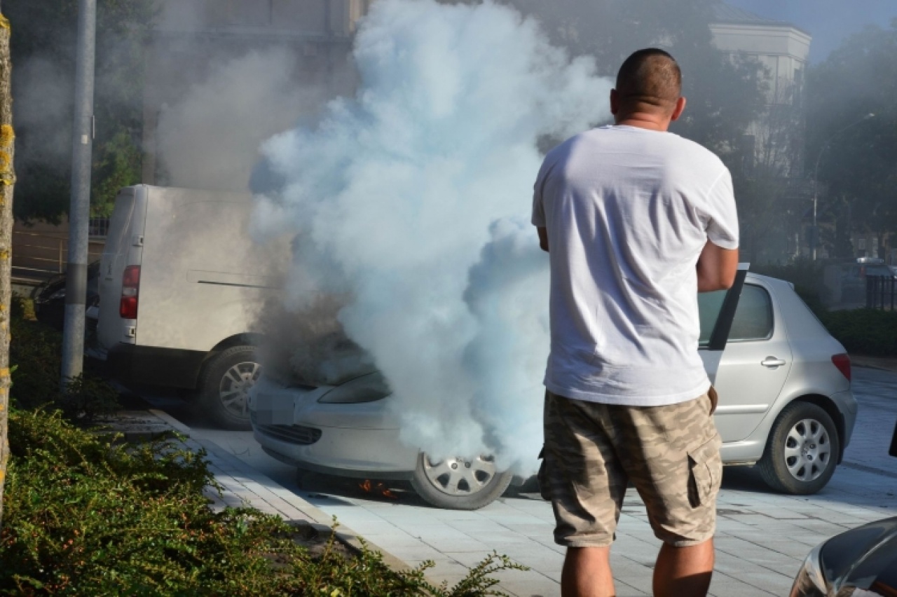 Rendőr fékezte meg a lángokat