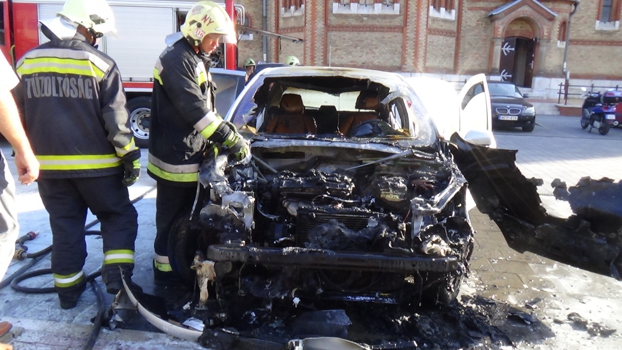 Ilyet még nem látott Nyíregyháza belvárosában! – Hatalmas lángok csaptak fel egy autóból
