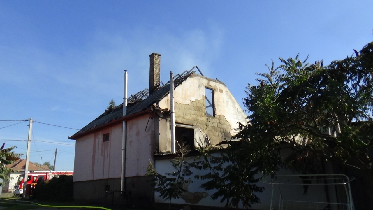 Fotók! – Brutális tűz Kemecsén, mesterlövészek is érkeztek a helyszínre