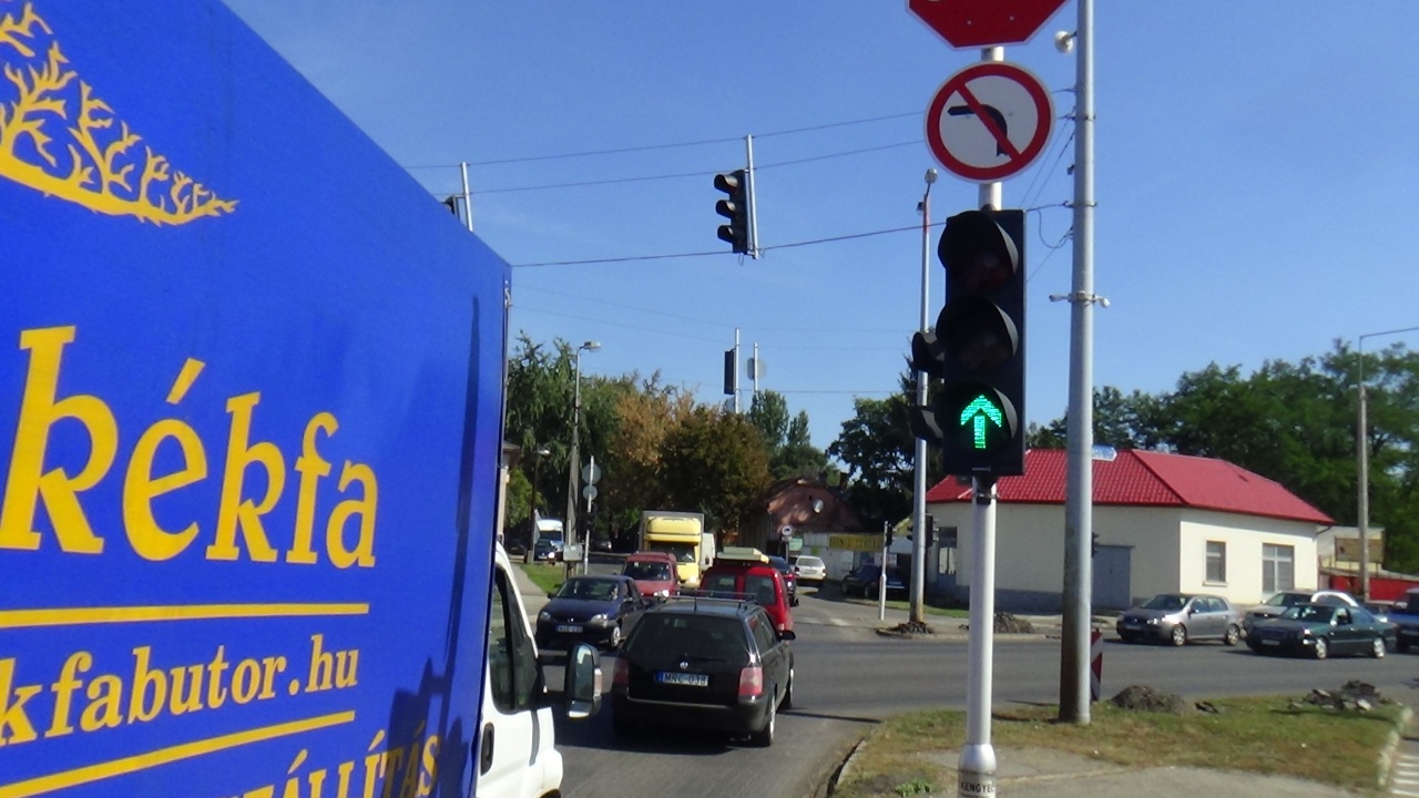 Útfelújítás a 41-es főút bevezető szakaszán – Péntekig kikapcsolják a jelzőlámpákat