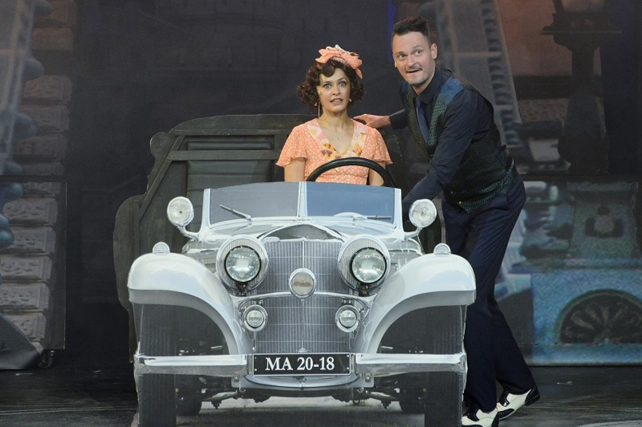 Szente Vajk Meseautója a nagyszínpadra is begördül