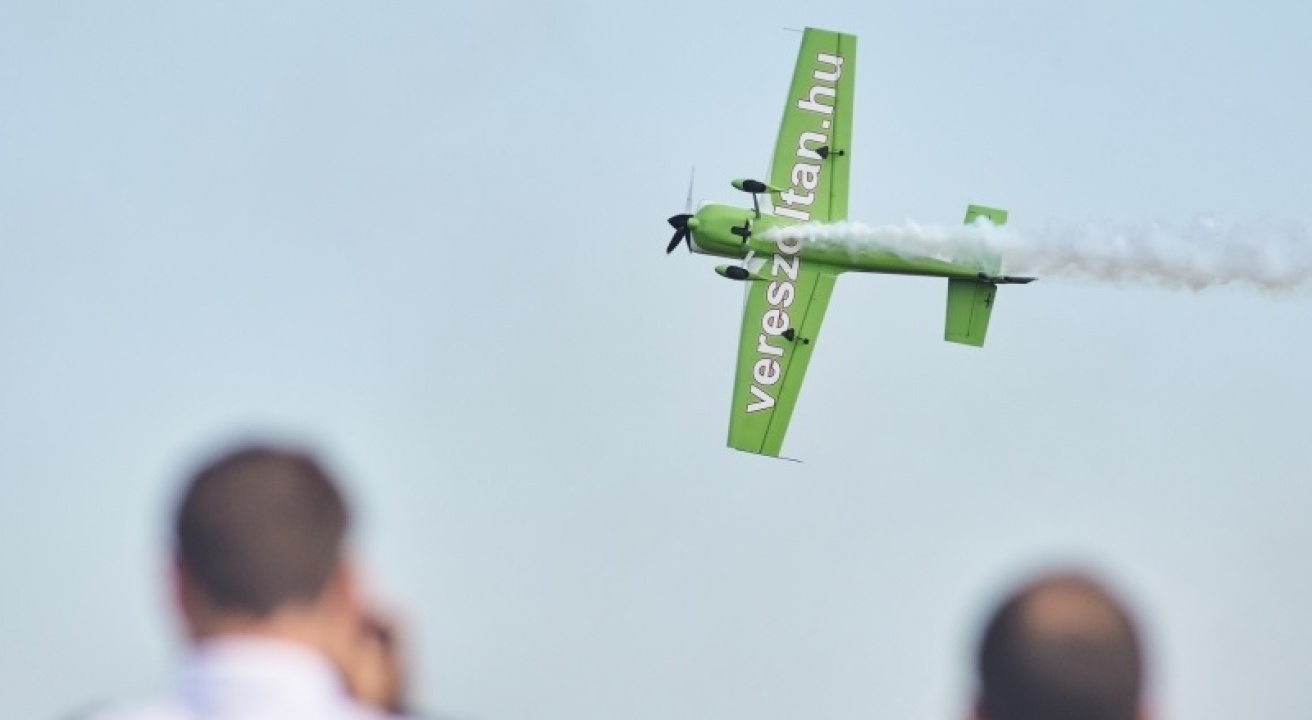 50 éves a pilótaképzés – Műrepülő füstjével 50-es az égen is