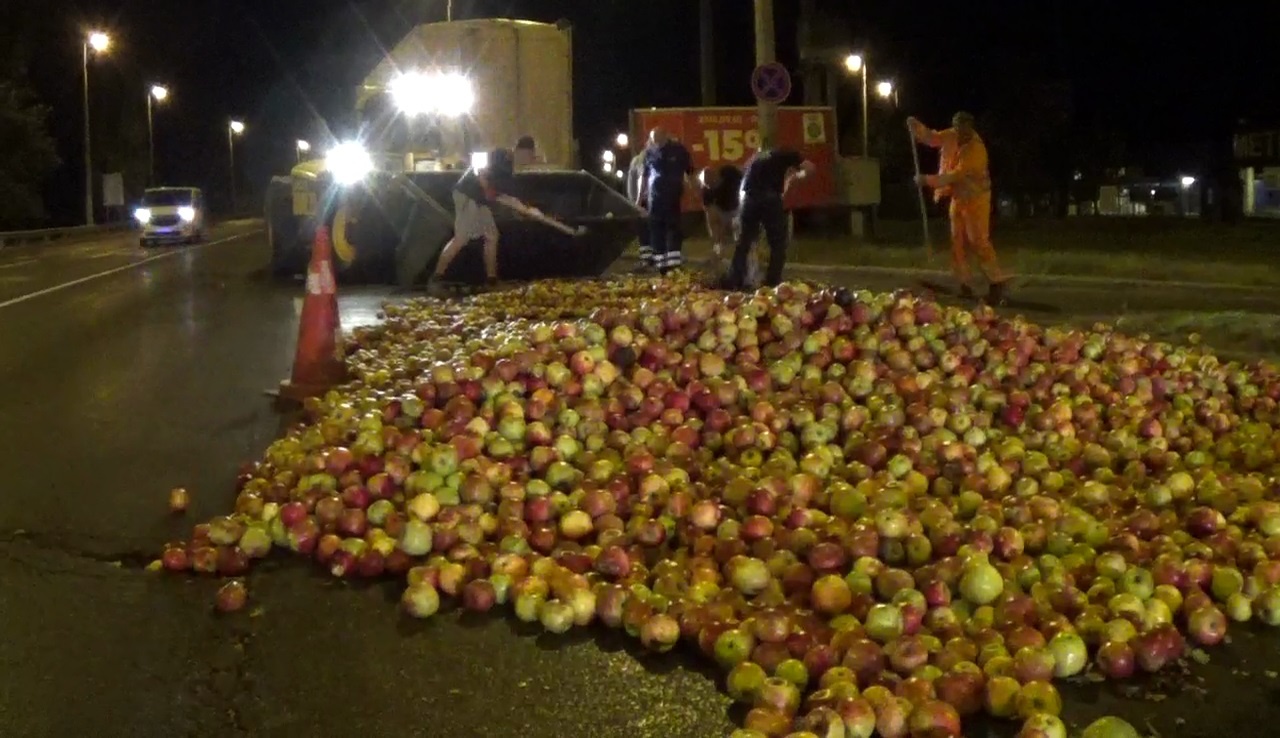 Több mint három tonna alma akadályozta a forgalmat a 4-es főúton