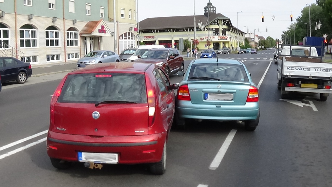 Szabálytalan sávváltás okozta a Hunyadi utcán történt balesetet