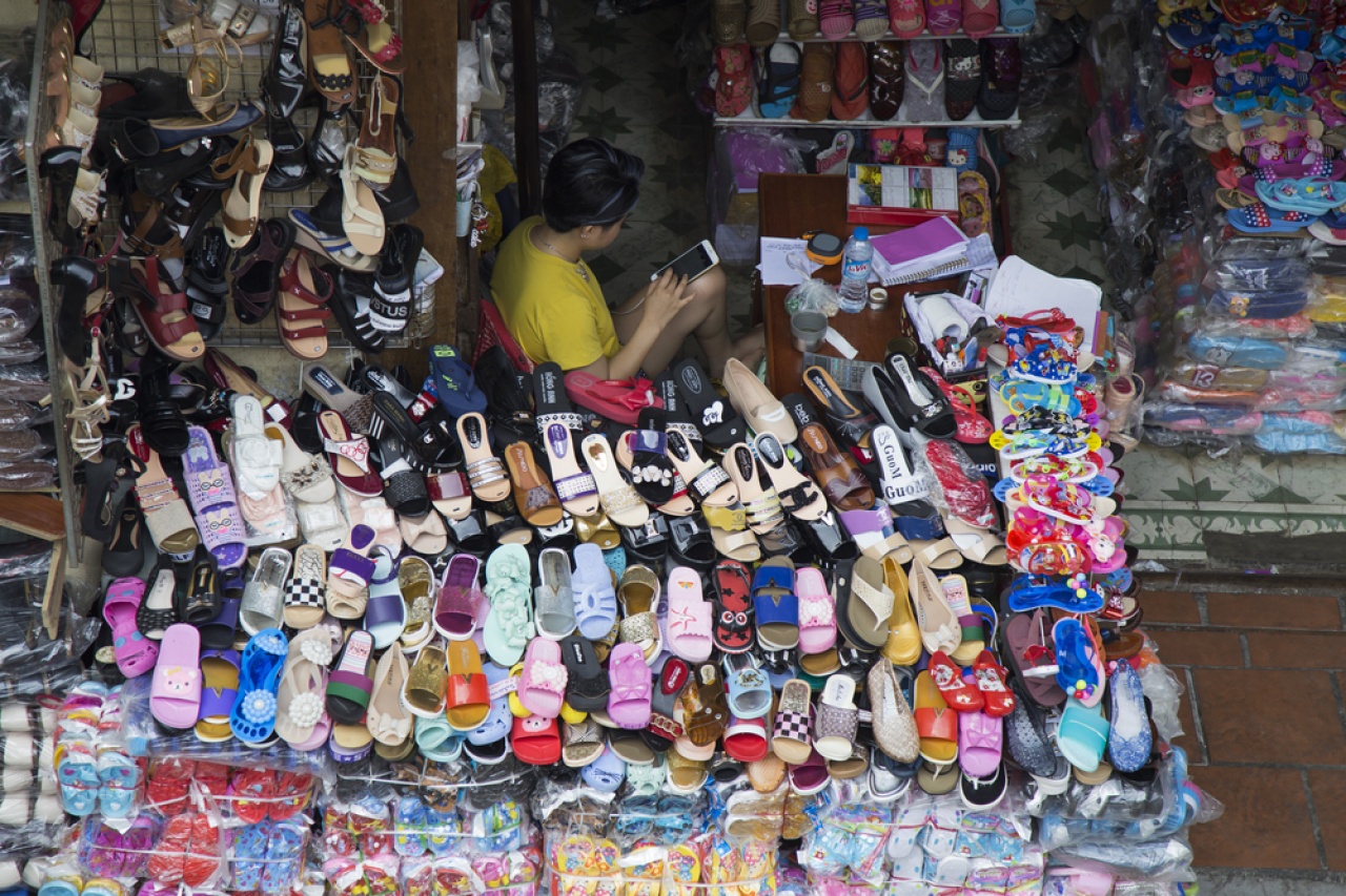 Kevesebb fiatal vásárol hamis terméket